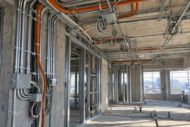 5階建てオフィスビルの新築の電気設備のイメージ(AI生成)